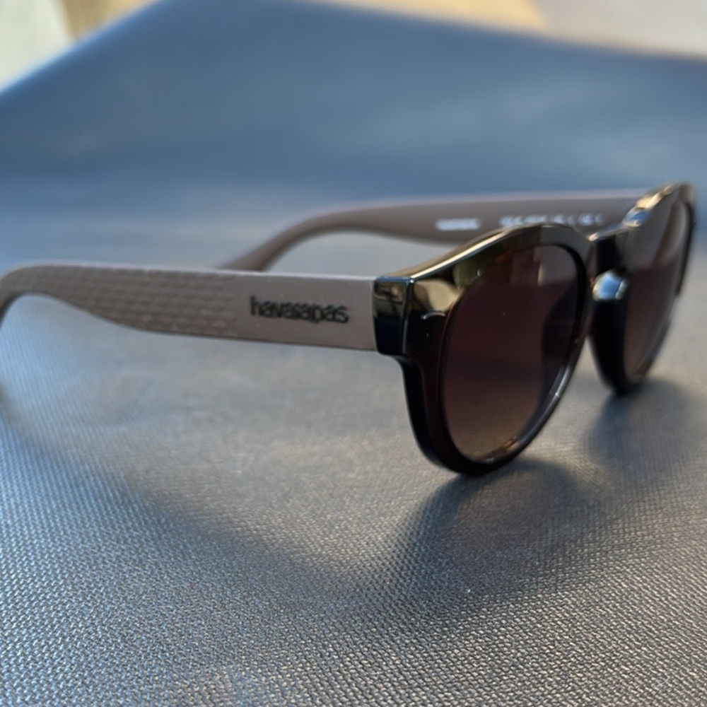 Havaianas Black and Brown Sunglasses Modern Design